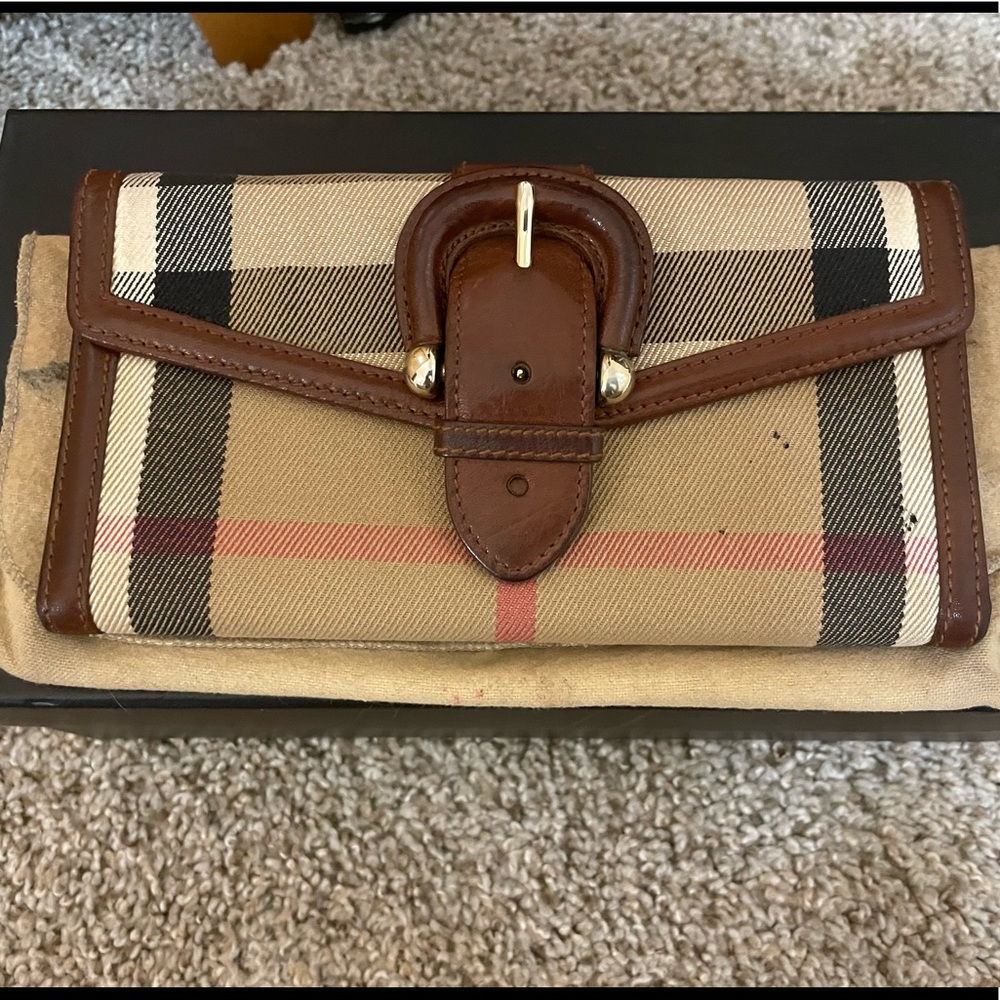 Burberry ladies wallet. Authentic print with brown leather buckle.